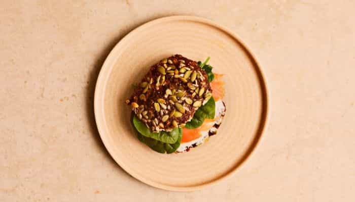 Rugbrødsbolle med laks