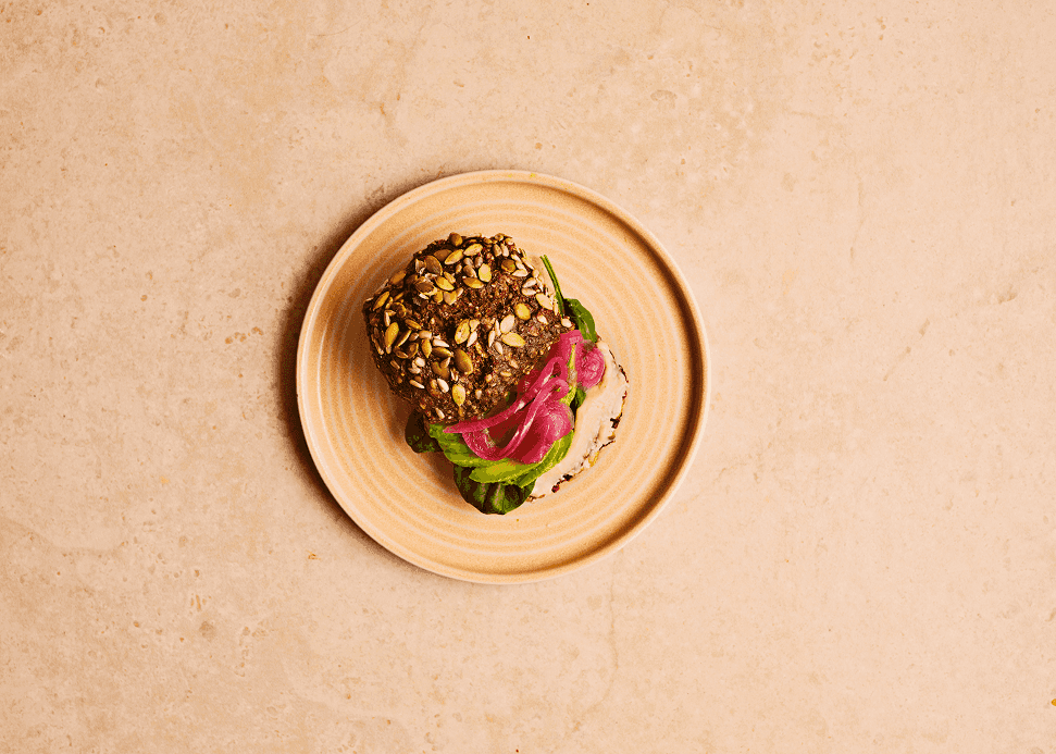 Rugbrødsbolle med avocado & hummus